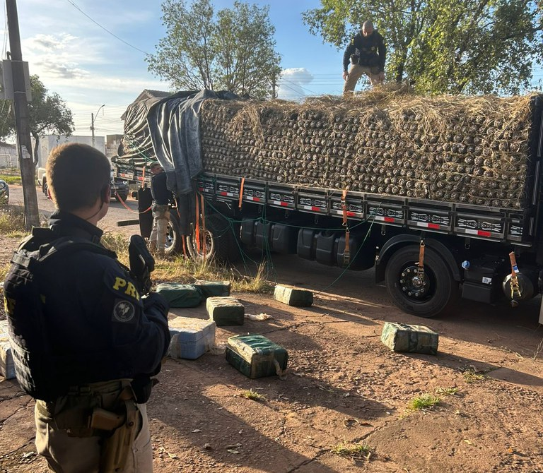 OPERAÇÃO CAIAPÓ - PRF Apreende Quase Meia Tonelada de Cocaína em Caminhão com Abacaxis no Sul do Pará